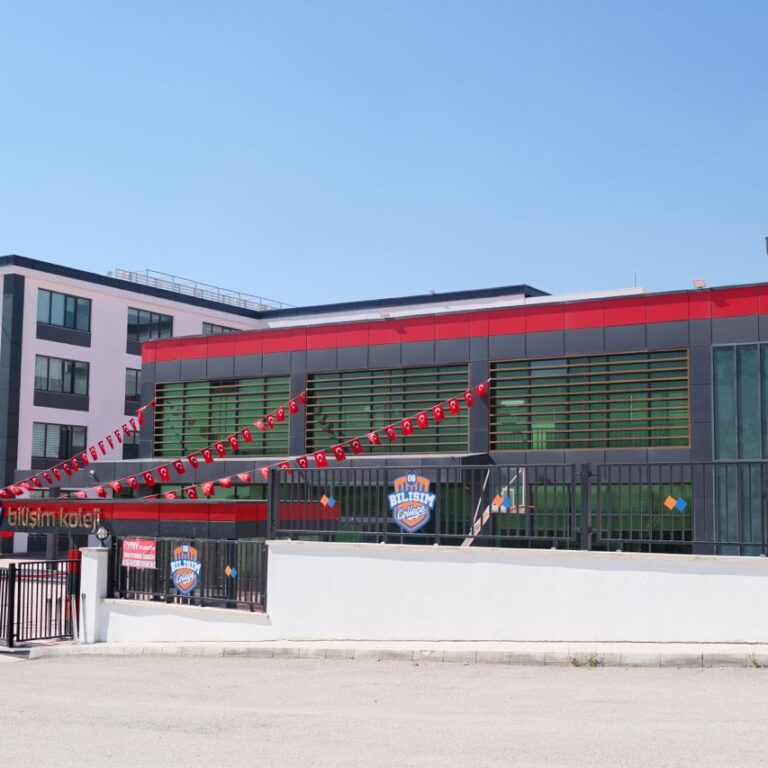 Bilişim Koleji Keçiören & Pursaklar Yeni Nesil Eğitim Kampüsü, yarı olimpik yüzme havuzu ve spor salonlarıyla en modern eğitim kompleksidir.