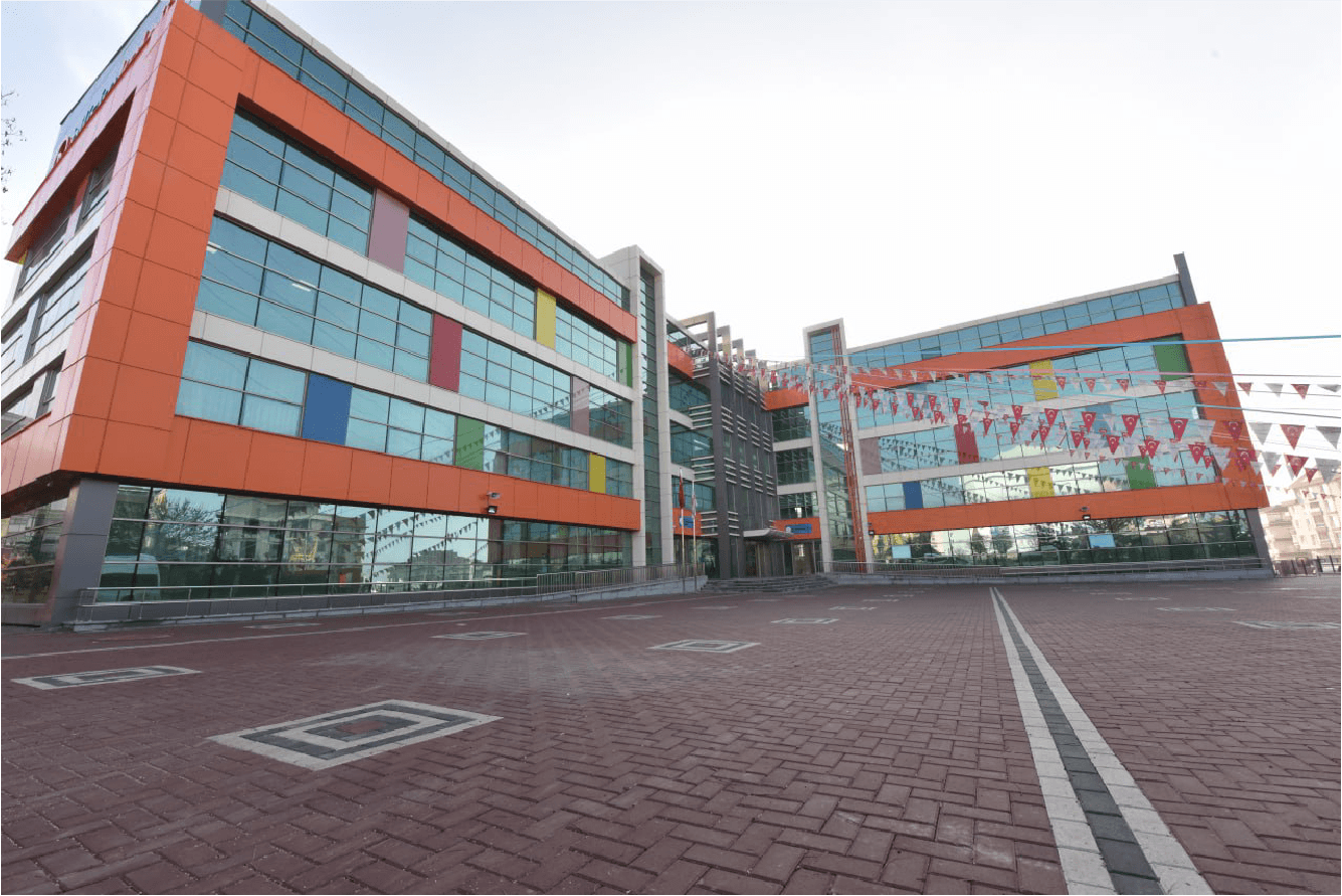 Mamak özel okullar arasında öne çıkan Bilişim Koleji Hüseyingazi, İngilizce temeli ve LGS–YKS başarılarıyla bölgenin lider kolejidir.