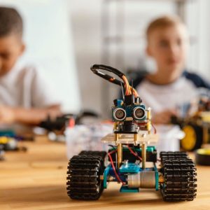 Robotik tasarım kulübü ile öğrencilerimiz hayallerinde kurdukları robotları gerçeğe dönüştürebilme olanağı elde etmektedir.