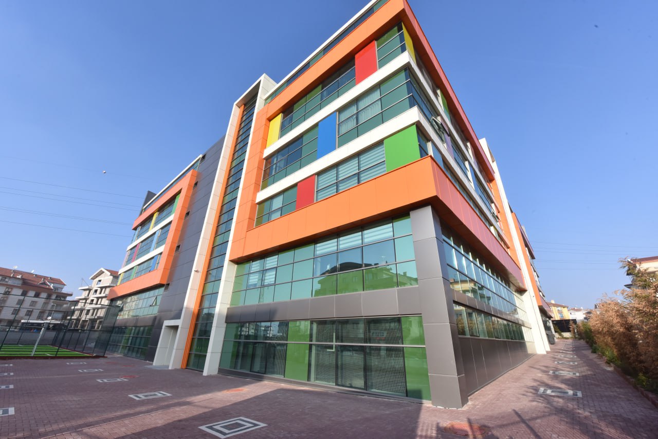 Hüseyingazi özel okullar arasında öne çıkan Bilişim Koleji, okul ücretleri ve bursluluk fırsatlarıyla başvuruları açtı.