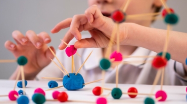 Çocuklarda oyunla öğrenme, eğitimi eğlenceli hale getirir. Matematikten dil öğrenimine kadar birçok alanda sosyal becerilerini güçlendirir.