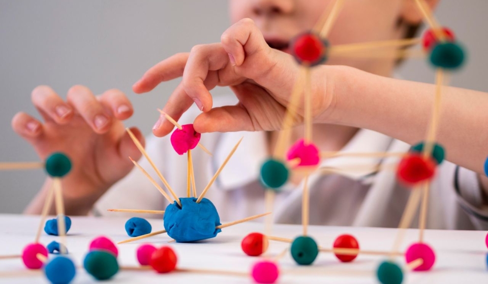 Çocuklarda oyunla öğrenme, eğitimi eğlenceli hale getirir. Matematikten dil öğrenimine kadar birçok alanda sosyal becerilerini güçlendirir.