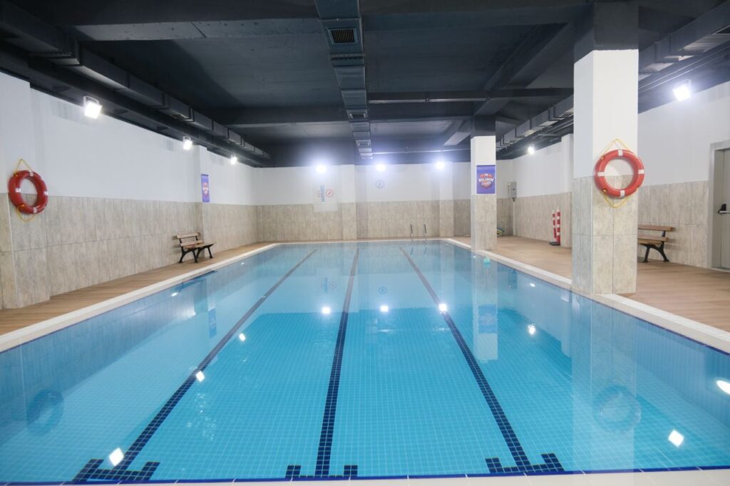 Bilişim Koleji Yeni Nesil Eğitim Kampüsü yarı olimpik kapalı yüzme havuzu