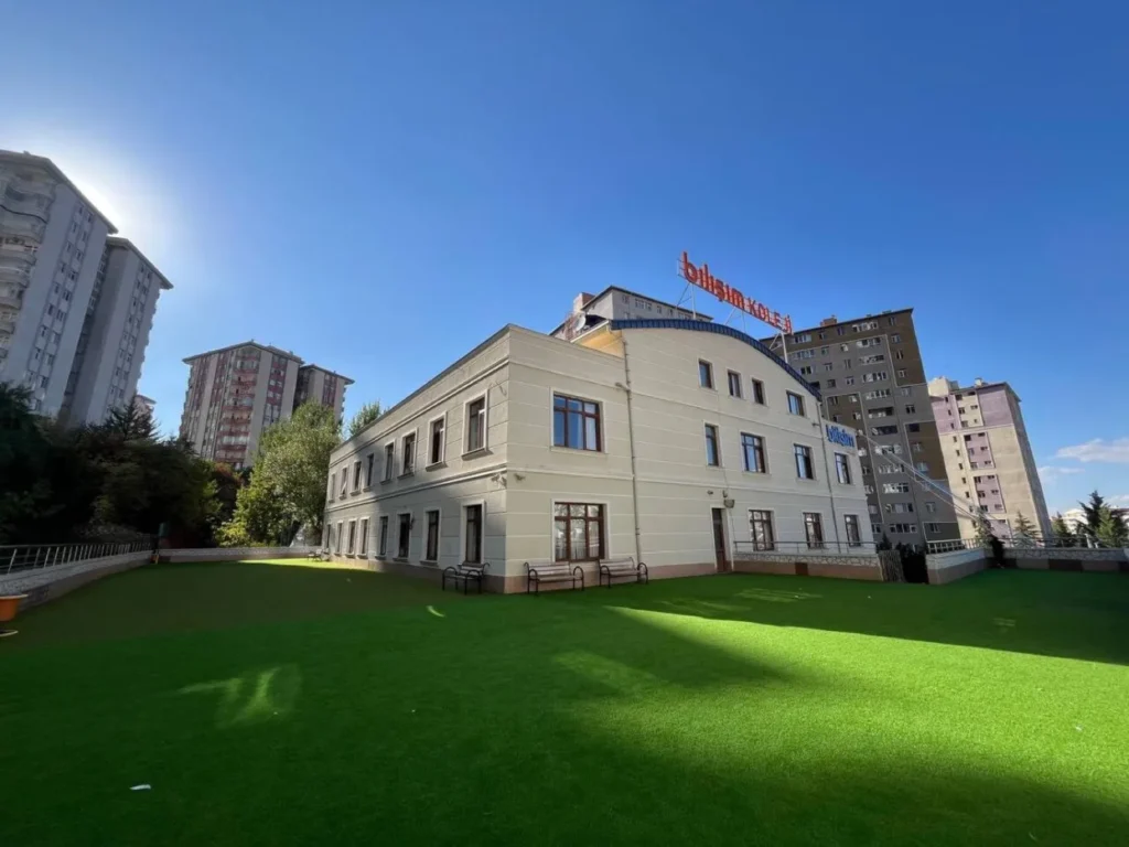 Bilişim Koleji Çankaya kampüsü binası ve çim bahçesi