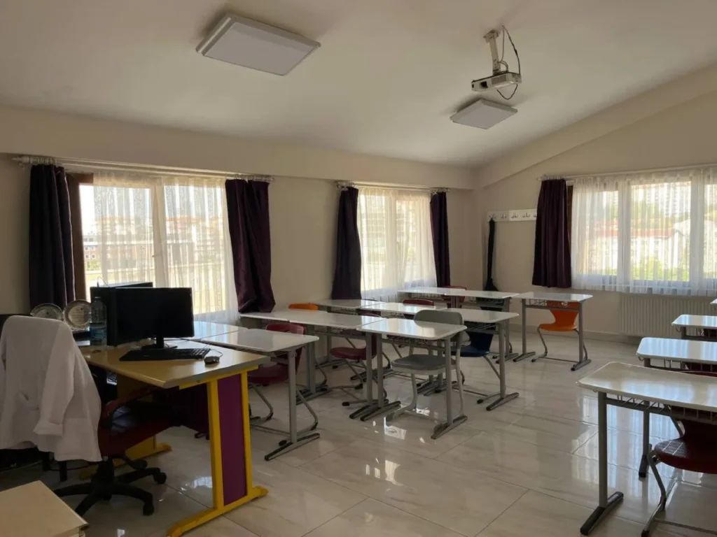 Bilişim Koleji Çankaya kampüsünde az mevcutlu sınıf