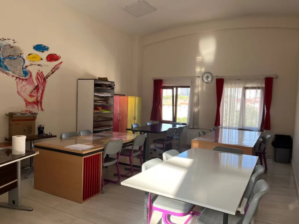 Bilişim Koleji Çankaya kampüsünde renkli sanat ve etkinlik sınıfı